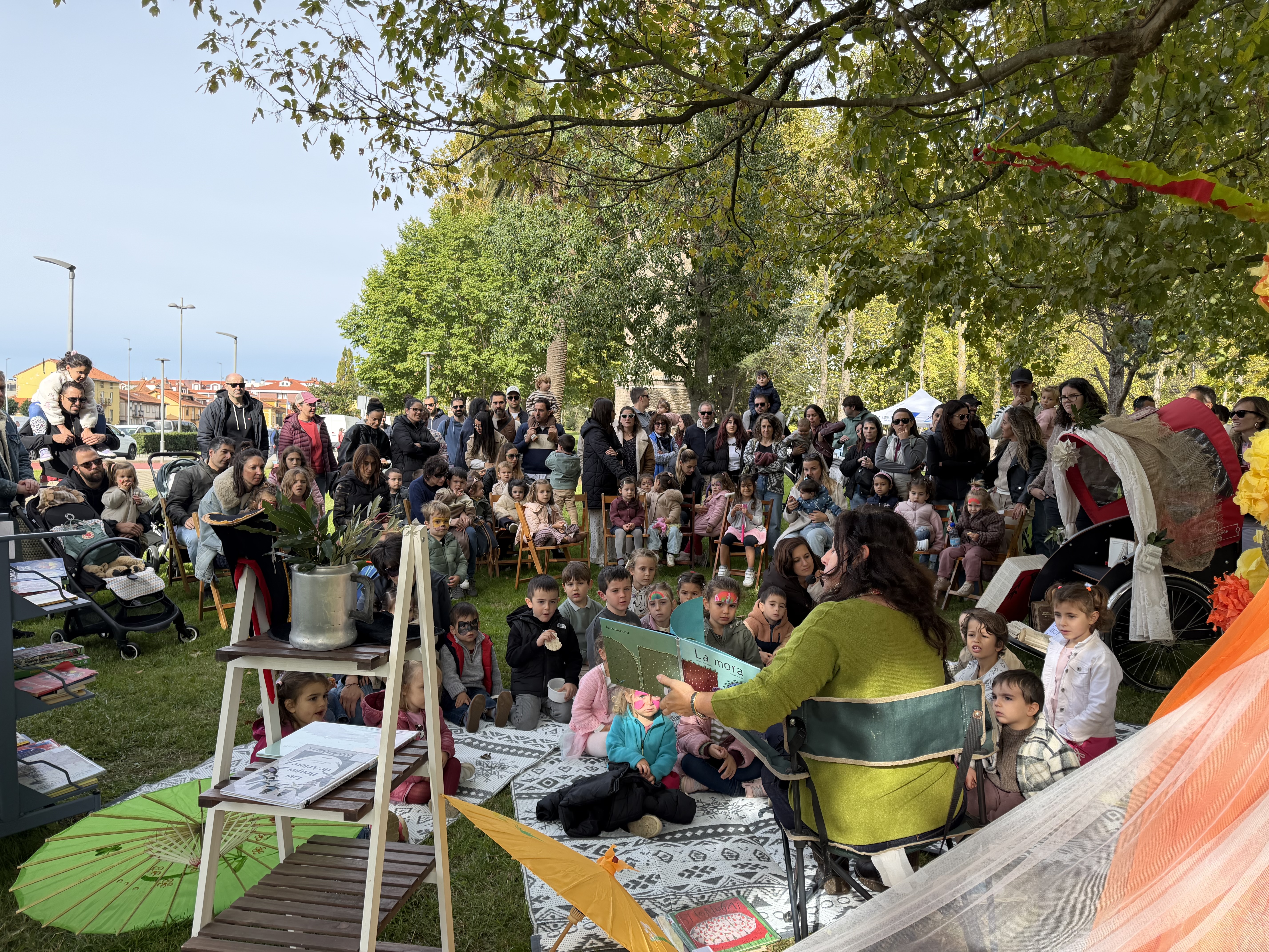 Astillero celebra el Día de las Bibliotecas con la primera Feria de los Cuentos en el Parque de La Cantábrica