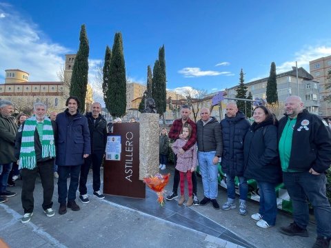 ASTILLERO HONRA LA MEMORIA DE MANOLO PRECIADO CON UNA OFRENDA FLORAL ANTES DEL RACING – SPORTING